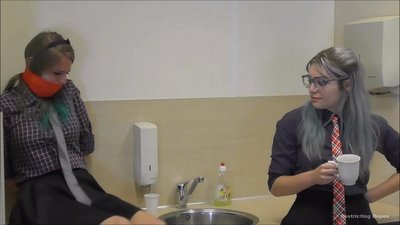 Atkarīga / sasietas un ar aizliktām mutēm / dāma nelaimē